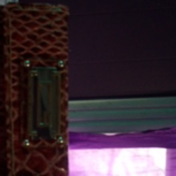 A wallet - Picture 2 of 4